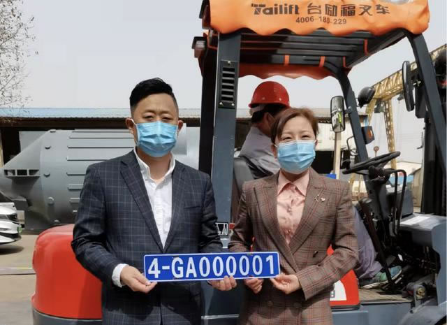 鄭州這輛叉車上國Ⅳ牌了系全省非道路移動(dòng)機(jī)械的首輛